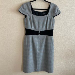 Tahari Women’s Size 6P Black White Houndstooth Plaid Cap Sleeve Sheath Dress